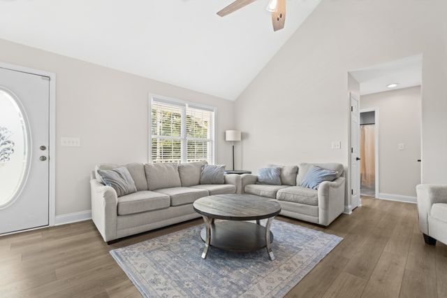 51 Larkspur Ct, Tullahoma, TN 37388