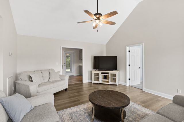 51 Larkspur Ct, Tullahoma, TN 37388