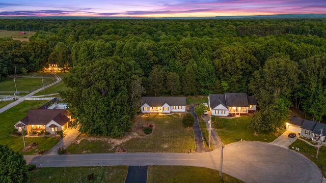 51 Larkspur Ct, Tullahoma, TN 37388