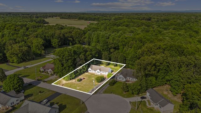 51 Larkspur Ct, Tullahoma, TN 37388