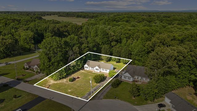51 Larkspur Ct, Tullahoma, TN 37388
