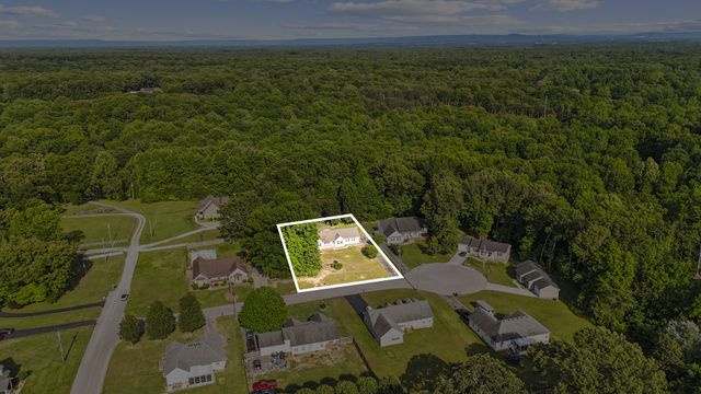 51 Larkspur Ct, Tullahoma, TN 37388