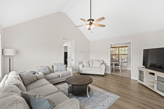 51 Larkspur Ct, Tullahoma, TN 37388