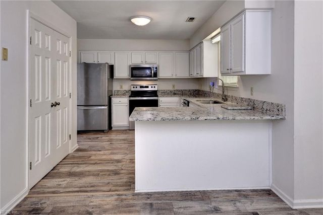 1565 Winthrope DR, Newport News, VA 23602