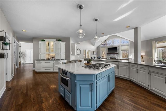 11302 W 140th Terrace, Overland Park, KS 66221