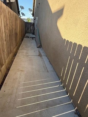 3725 W Clinton Avenue, Visalia, CA 93291