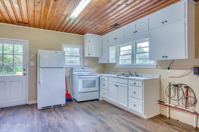 705 Riggs Road, Hubert, NC 28539