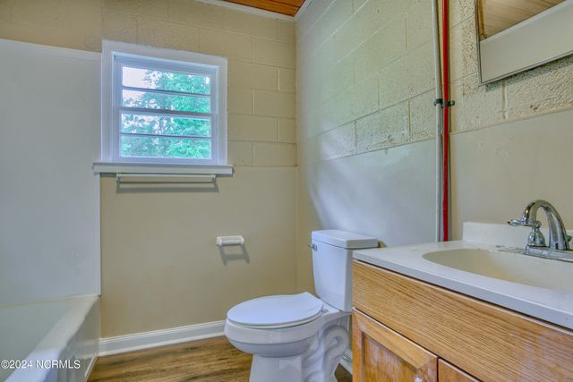 705 Riggs Road, Hubert, NC 28539