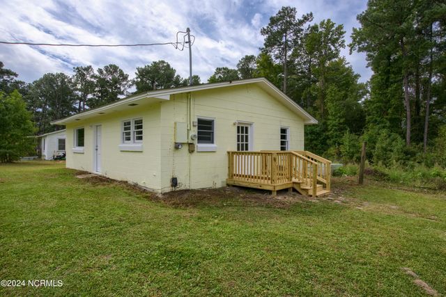 705 Riggs Road, Hubert, NC 28539