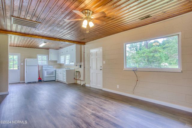 705 Riggs Road, Hubert, NC 28539