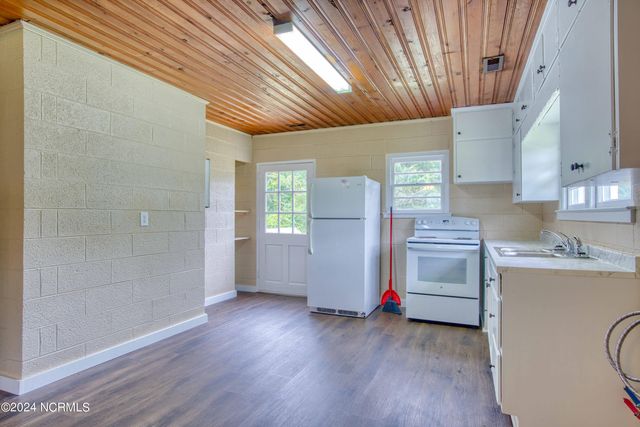 705 Riggs Road, Hubert, NC 28539