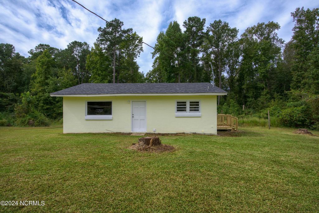 705 Riggs Road, Hubert, NC 28539