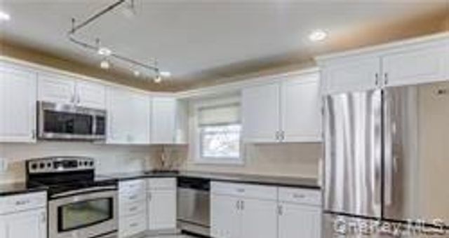 33 Robin, Levittown, NY 11756