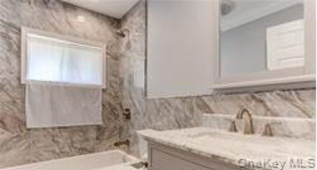 33 Robin, Levittown, NY 11756