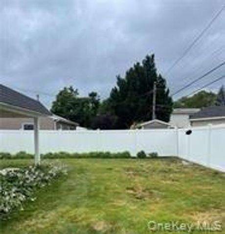 33 Robin, Levittown, NY 11756