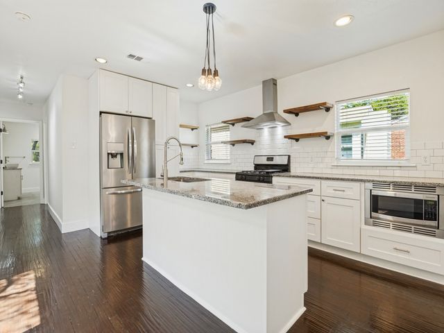 914 Westmount Avenue, Dallas, TX 75211