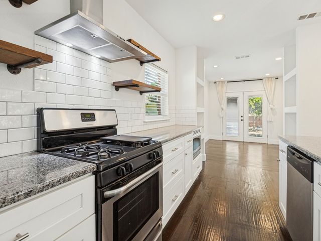 914 Westmount Avenue, Dallas, TX 75211