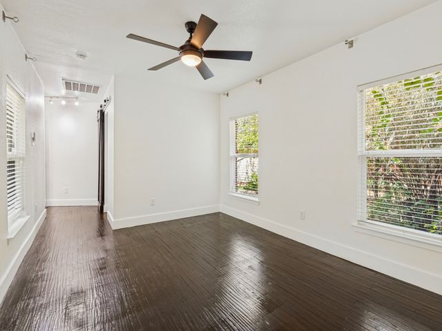 914 Westmount Avenue, Dallas, TX 75211
