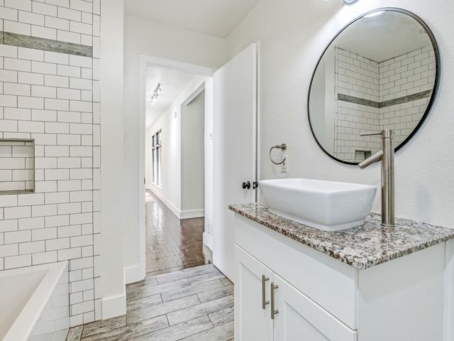 914 Westmount Avenue, Dallas, TX 75211