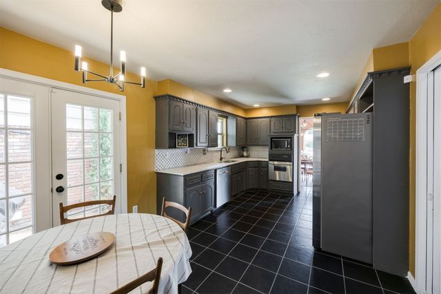 9209 Knightsbridge Road, Oklahoma City, OK 73132