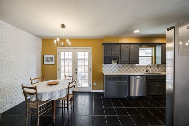 9209 Knightsbridge Road, Oklahoma City, OK 73132