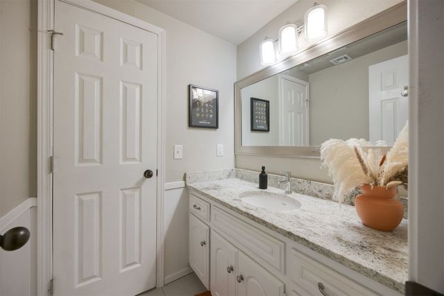 9209 Knightsbridge Road, Oklahoma City, OK 73132