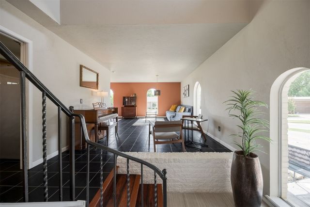 9209 Knightsbridge Road, Oklahoma City, OK 73132