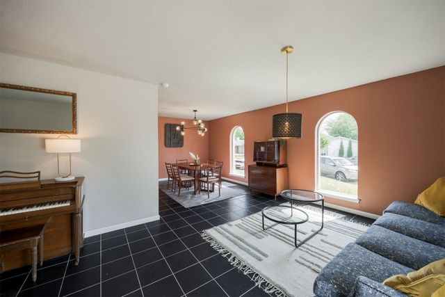 9209 Knightsbridge Road, Oklahoma City, OK 73132