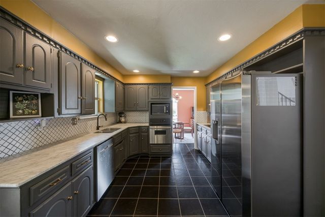 9209 Knightsbridge Road, Oklahoma City, OK 73132