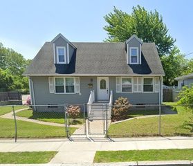 221 Prairie AKA 104 Robinson Street Avenue, Providence, RI 02905
