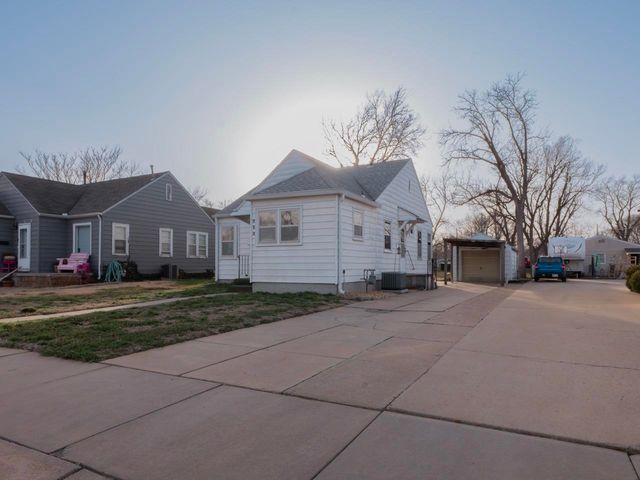 660 S 12th St, Salina, KS 67401