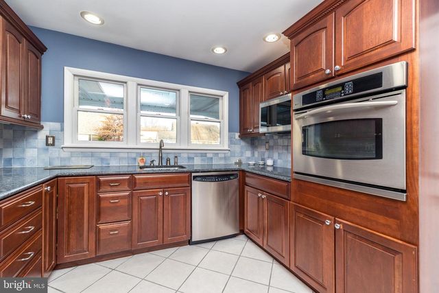 29 HOPE RD, Levittown, PA 19056