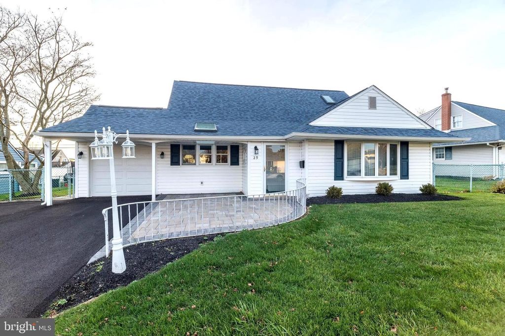 29 HOPE RD, Levittown, PA 19056