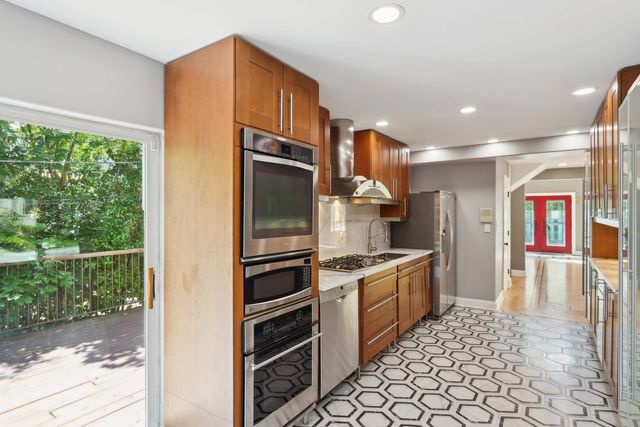 6857 N Knox Avenue, Lincolnwood, IL 60712