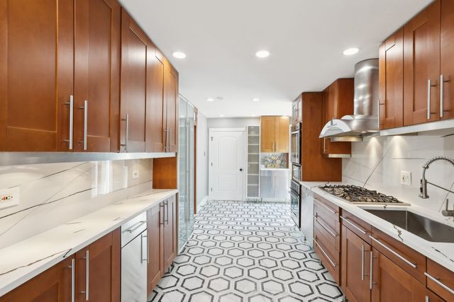 6857 N Knox Avenue, Lincolnwood, IL 60712