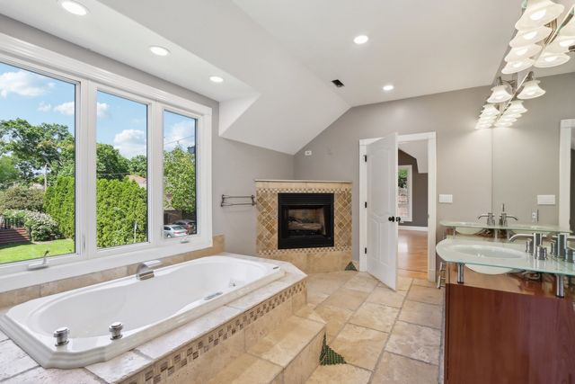 6857 N Knox Avenue, Lincolnwood, IL 60712