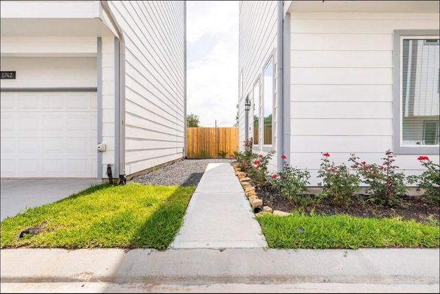 1740 Cove Crescent Court, Houston, TX 77055