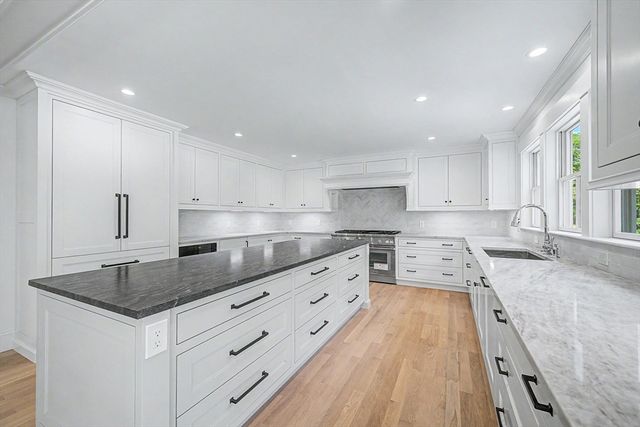 27 Ash St, Hopkinton, MA 01748