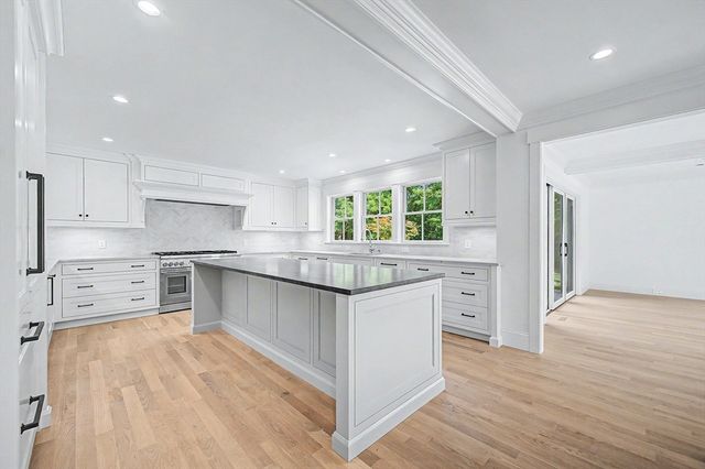 27 Ash St, Hopkinton, MA 01748
