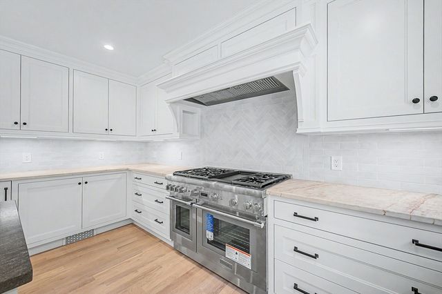27 Ash St, Hopkinton, MA 01748