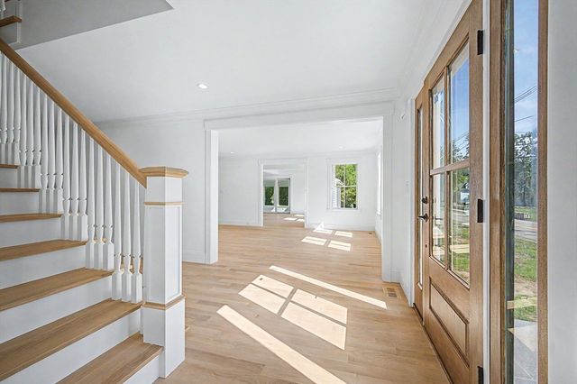 27 Ash St, Hopkinton, MA 01748