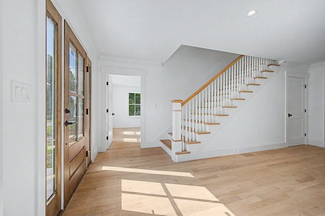 27 Ash St, Hopkinton, MA 01748