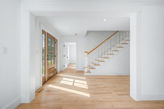 27 Ash St, Hopkinton, MA 01748