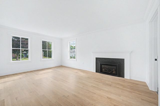 27 Ash St, Hopkinton, MA 01748
