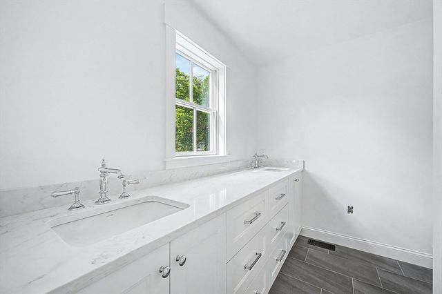 27 Ash St, Hopkinton, MA 01748