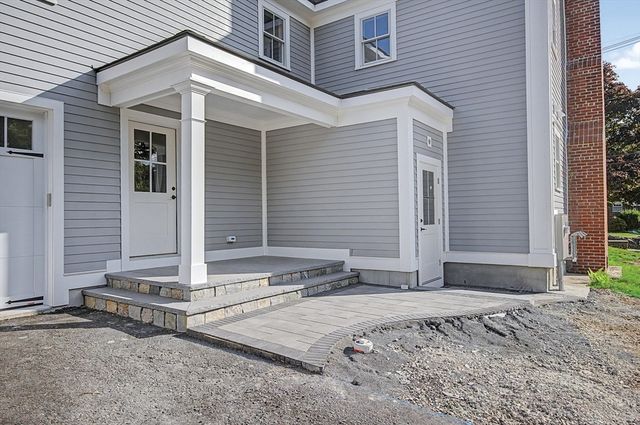 27 Ash St, Hopkinton, MA 01748