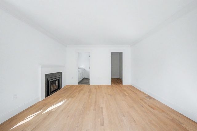 27 Ash St, Hopkinton, MA 01748