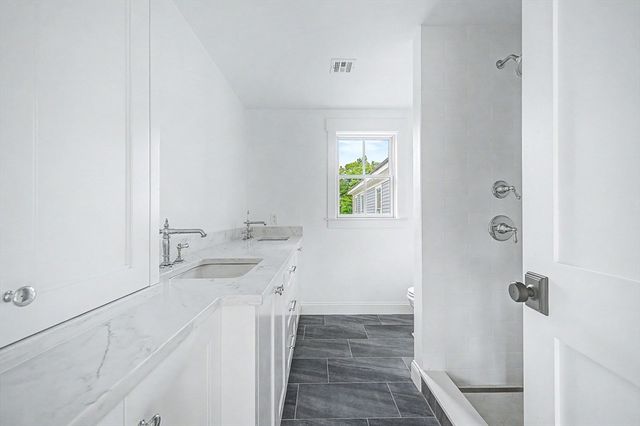 27 Ash St, Hopkinton, MA 01748
