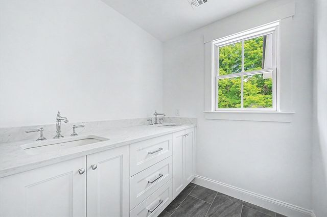 27 Ash St, Hopkinton, MA 01748