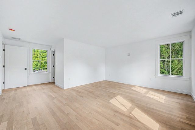 27 Ash St, Hopkinton, MA 01748